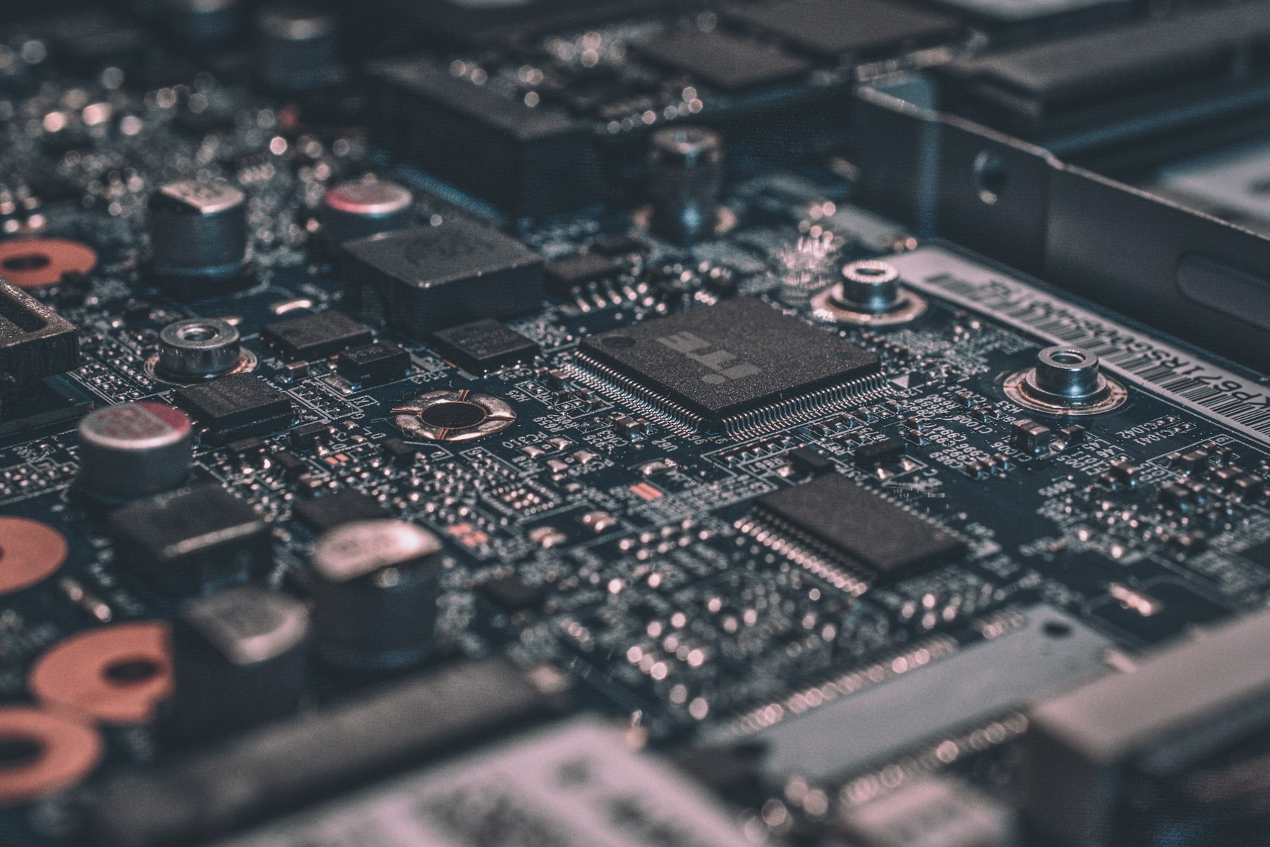 Close-up of a circuit board illustrating the hardware behind AI in this Soran Ari technology article