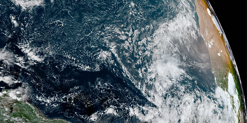 Daily Weather Update from FOX Weather: Tropical Atlantic heating up as coastal storm threatens mid-Atlantic